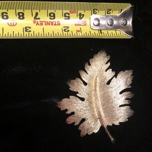 VINTAGE EMMONS GOLD TONE LEAF PIN BROOCH